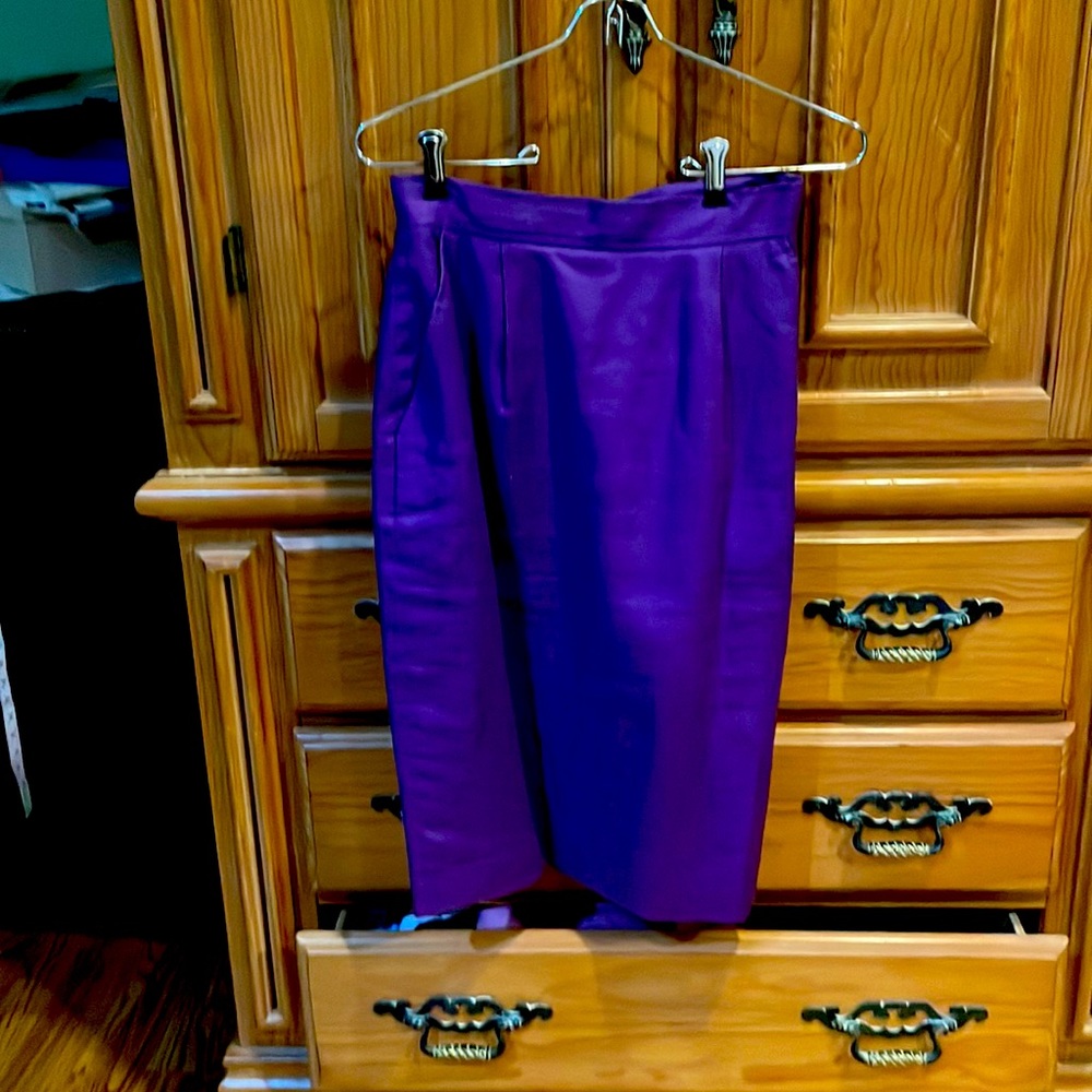 Slim fitted work skirt.